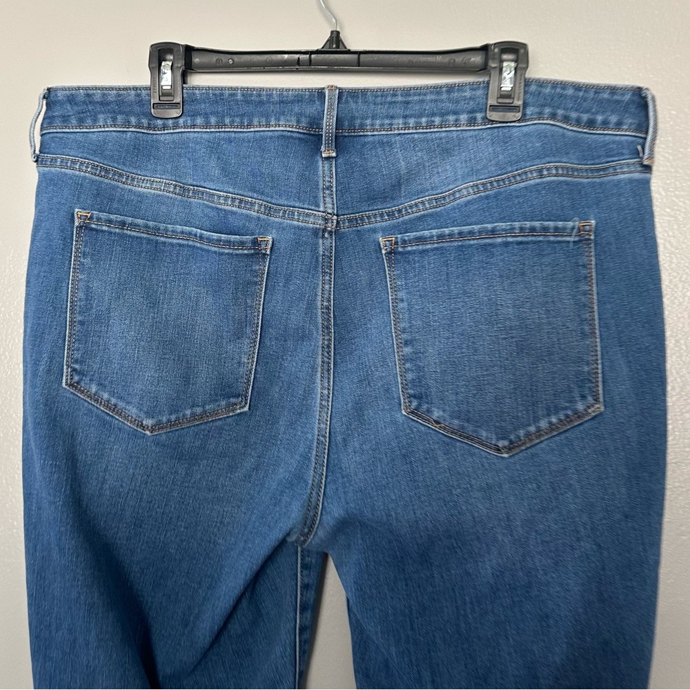 Old Navy Mid Rise Kicker Bootcut Jean in Medium Wash size 18 - Picture 11 of 12